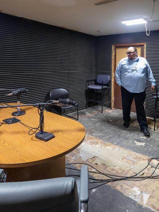 Der Senderchef Oitancan Mani Zephier steht in einem Tonstudio, dessen Boden dringend repariert werden muss.