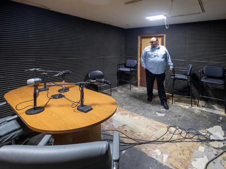 Der Senderchef Oitancan Mani Zephier steht in einem Tonstudio, dessen Boden dringend repariert werden muss.