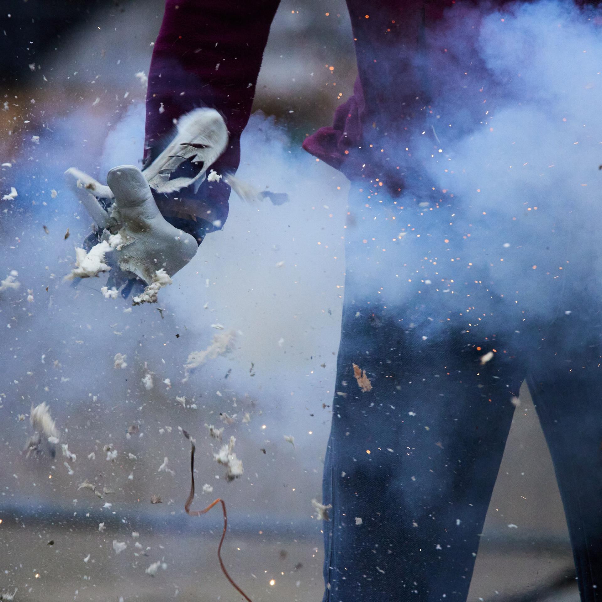 Ein illegaler Böller explodiert während einer Pressevorführung der Berliner Feuerwehr in der Hand einer Puppe. 