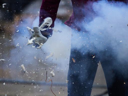 Ein illegaler Böller explodiert während einer Pressevorführung der Berliner Feuerwehr in der Hand einer Puppe. 