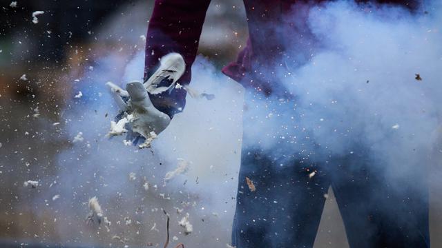 Ein illegaler Böller explodiert während einer Pressevorführung der Berliner Feuerwehr in der Hand einer Puppe. 