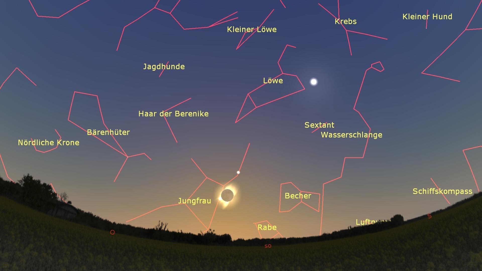 Auf dem Himmel ist die total verdunkelte Sonne in 6-facher Vergrößerung zu sehen. Verschiedene Sternbilder sind mit roten Linien eingezeichnet und mit ihren Namen beschriftet. Auf dem Himmel ist die total verdunkelte Sonne in 6-facher Vergrößerung zu sehen. Verschiedene Sternbilder sind mit roten Linien eingezeichnet und mit ihren Namen beschriftet.