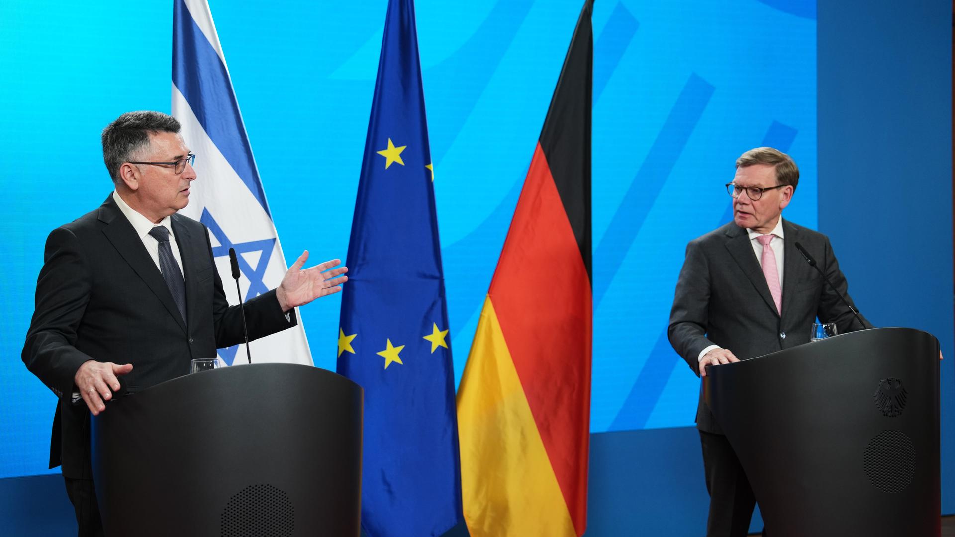 Der israelische Außenminister Gideon Saar und Bundesaußenminister Johann Wadephul stehen jeweils an einem Rednerpult vor den Flaggen Israels sowie Deutschlands und der EU