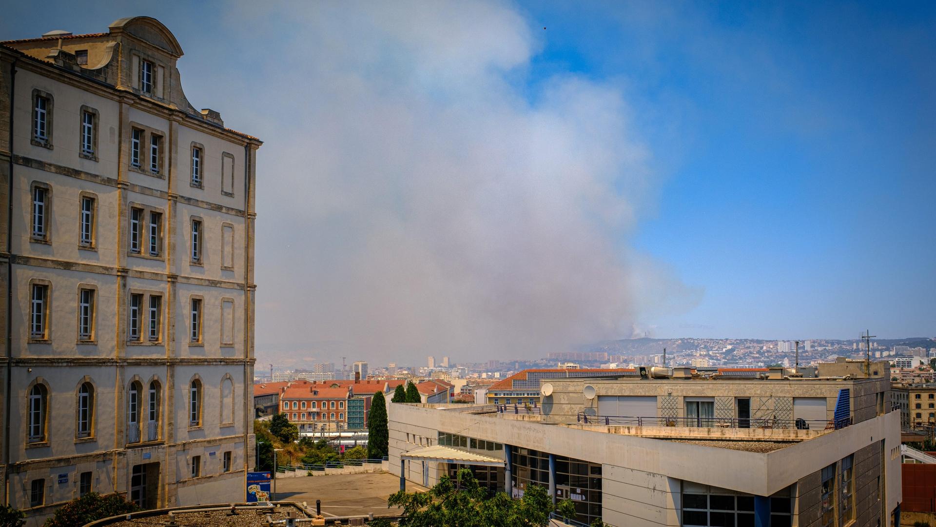 Eine große Rauchwolke schwebt über Marseille. Eine große Rauchwolke schwebt über Marseille.