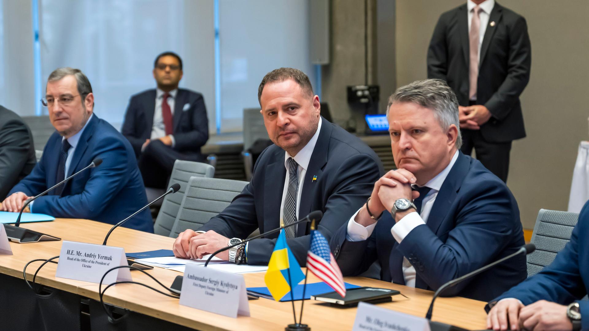 Andrij Jermak (Mitte), Leiter des Präsidialamts der Ukraine, zu Beginn der Gespräche mit der ukrainischen Delegation in der US-Vertretung in Genf. Andrij Jermak (Mitte), Leiter des Präsidialamts der Ukraine, zu Beginn der Gespräche mit der ukrainischen Delegation in der US-Vertretung in Genf.