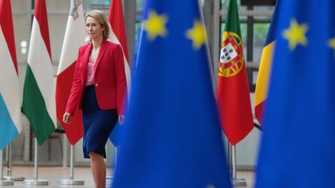 Die EU-Außenbeauftragte Kaja Kallas geht vor den Flaggen der Mitgliedsländer im Gebäude des Europäischen Rates in Brüssel.