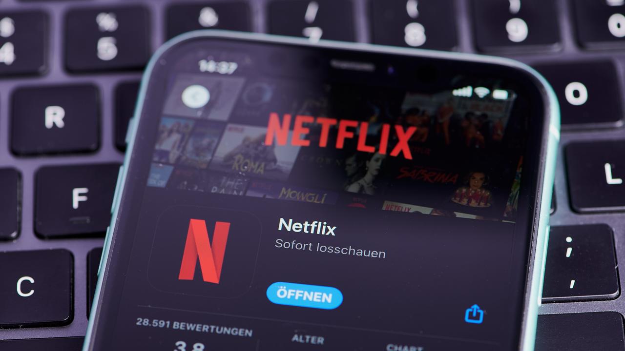 Ein Smartphone, auf dem ein Netflix-Account per App geöffnet wird.