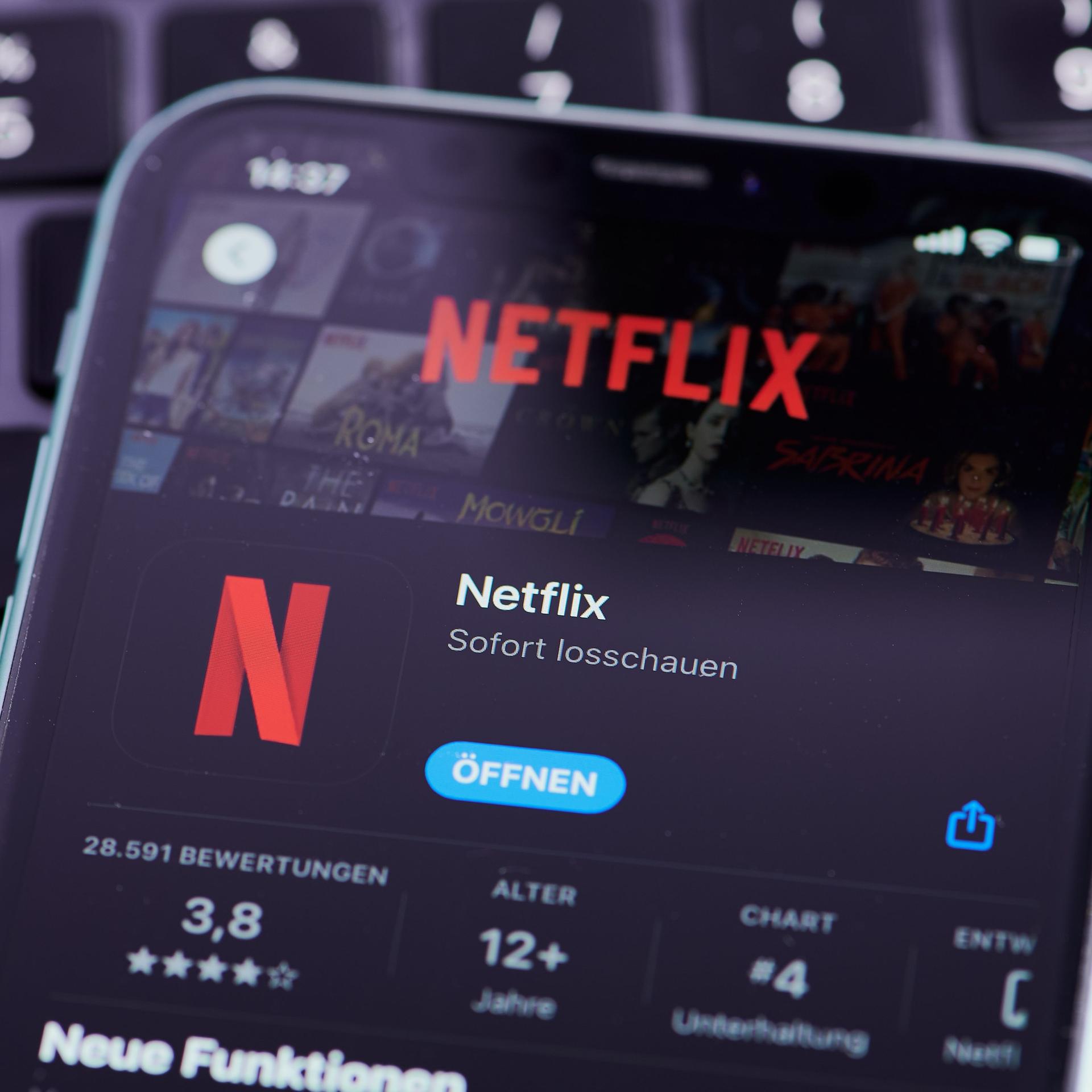 Ein Smartphone, auf dem ein Netflix-Account per App geöffnet wird.