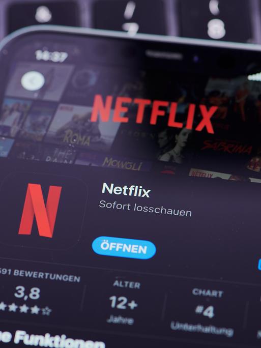 Ein Smartphone, auf dem ein Netflix-Account per App geöffnet wird.