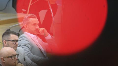 Oliver Kirchner (l-r), Fraktionsvorsitzender der AfD im Landtag von Sachsen-Anhalt, Matthias Büttner (AfD) und Ulrich Siegmund (AfD) verfolgen eine Debatte im Landtag
