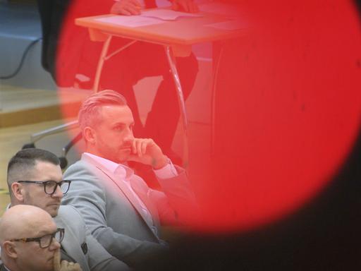 Oliver Kirchner (l-r), Fraktionsvorsitzender der AfD im Landtag von Sachsen-Anhalt, Matthias Büttner (AfD) und Ulrich Siegmund (AfD) verfolgen eine Debatte im Landtag