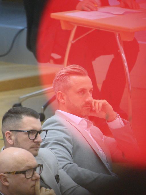 Oliver Kirchner (l-r), Fraktionsvorsitzender der AfD im Landtag von Sachsen-Anhalt, Matthias Büttner (AfD) und Ulrich Siegmund (AfD) verfolgen eine Debatte im Landtag