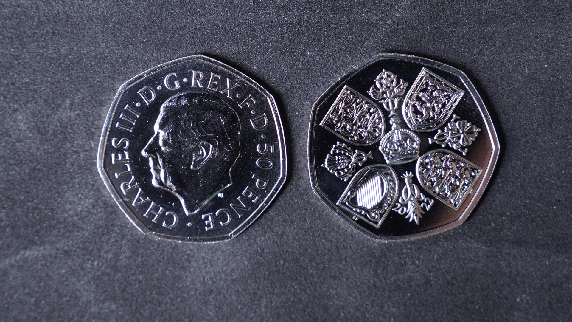 Britische Münze mit dem Konterfei von King Charles III.