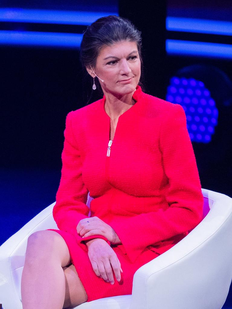 Karl-Theodor zu Guttenberg, Moderator, und Sahra Wagenknecht (Die Linke), sitzen beim RTL-Jahresrückblick "Menschen, Bilder, Emotionen 2022" im Studio.