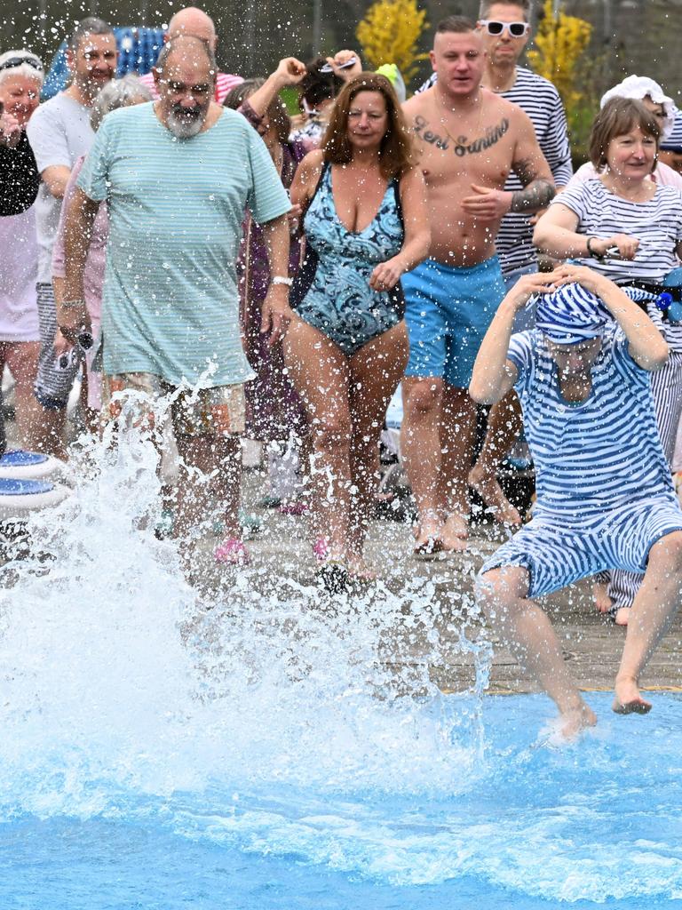 Unerschrockende Schwimmer bei der Eröffnung eines Freibads im März