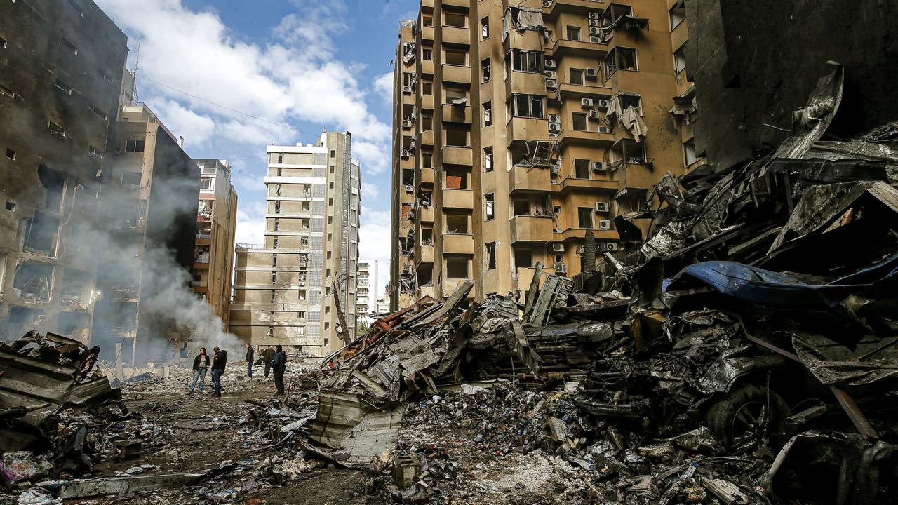 Menschen begutachten die durch israelische Angriffe auf Beirut verursachten Schäden. 