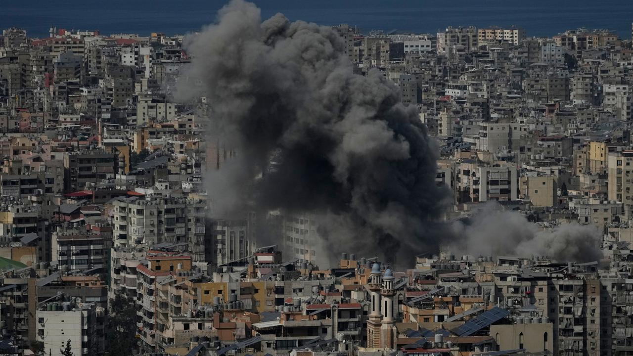 Eine große dunkle Rauchwolke steigt über Beirut auf. (Archivbild)