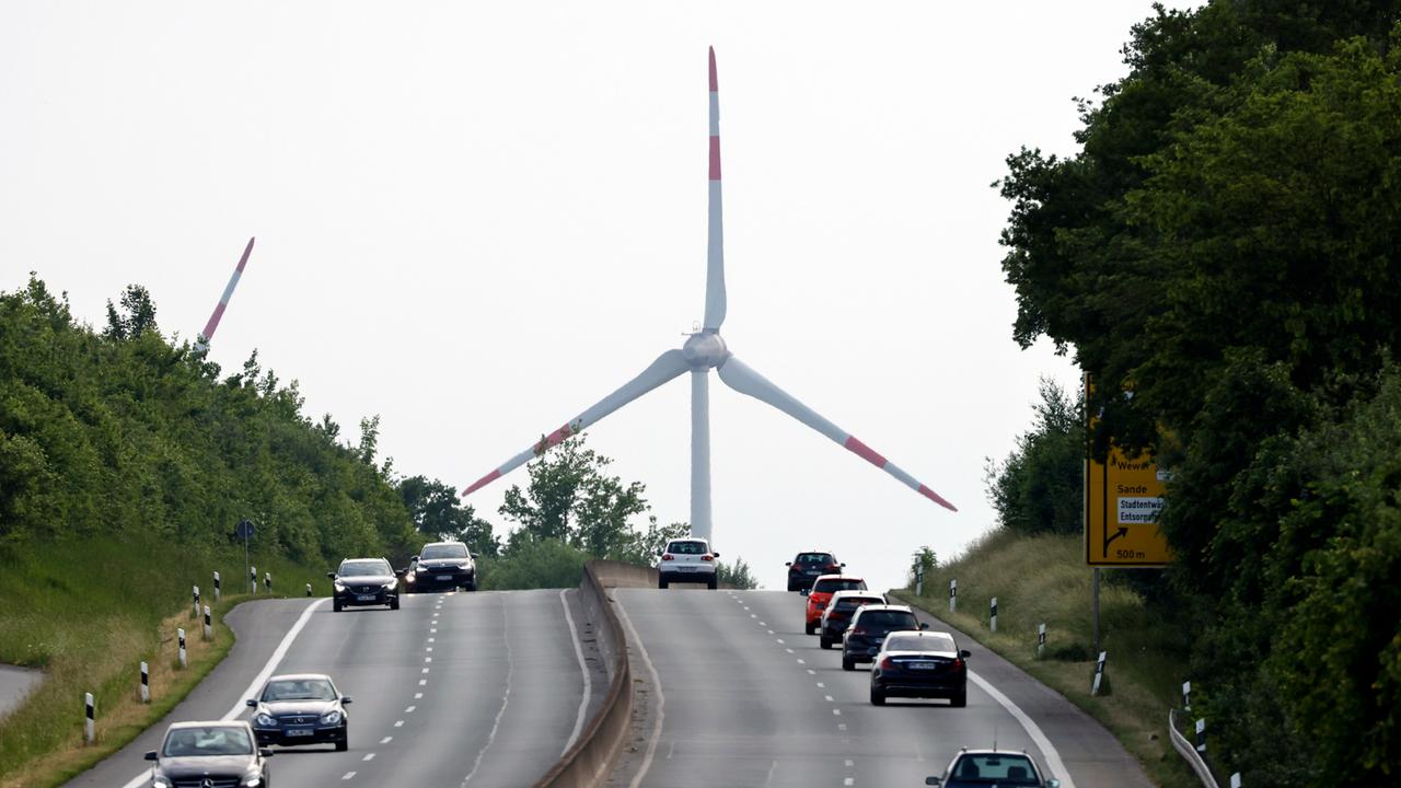 Ein Windrad steht nahe einer Autobahn bei Paderborn, 21.05.2022