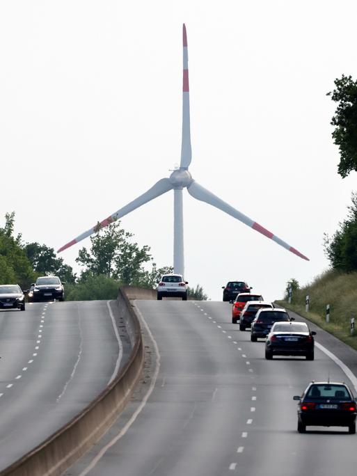 Ein Windrad steht nahe einer Autobahn bei Paderborn, 21.05.2022