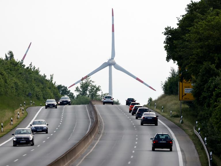 Ein Windrad steht nahe einer Autobahn bei Paderborn, 21.05.2022