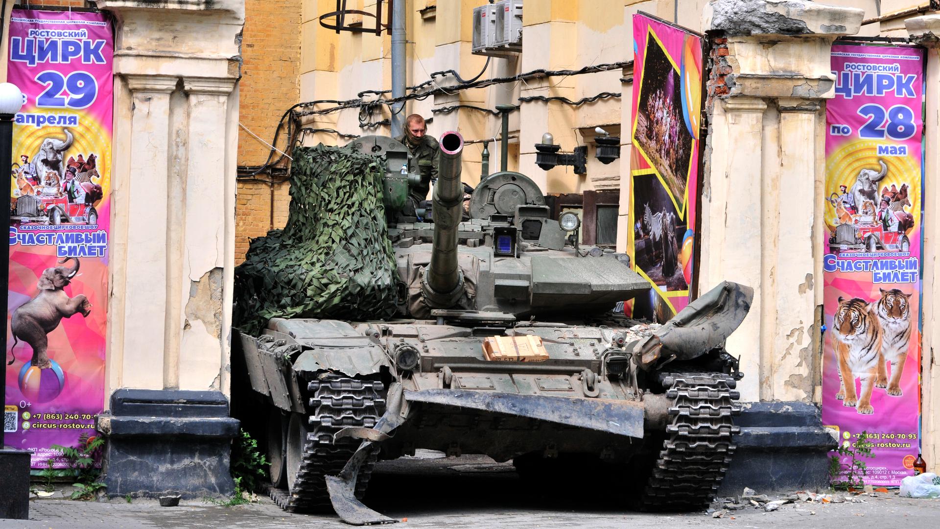 Gepanzerte Fahrzeuge und Wagner-Kämpfer auf der Straße, nachdem die paramilitärische Gruppe die Kontrolle über das Hauptquartier des südlichen russischen Militärbezirks in Rostow am Don, Russland, am 24. Juni 2023 übernommen hat.