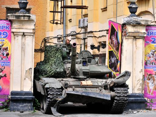 Gepanzerte Fahrzeuge und Wagner-Kämpfer auf der Straße, nachdem die paramilitärische Gruppe die Kontrolle über das Hauptquartier des südlichen russischen Militärbezirks in Rostow am Don, Russland, am 24. Juni 2023 übernommen hat.