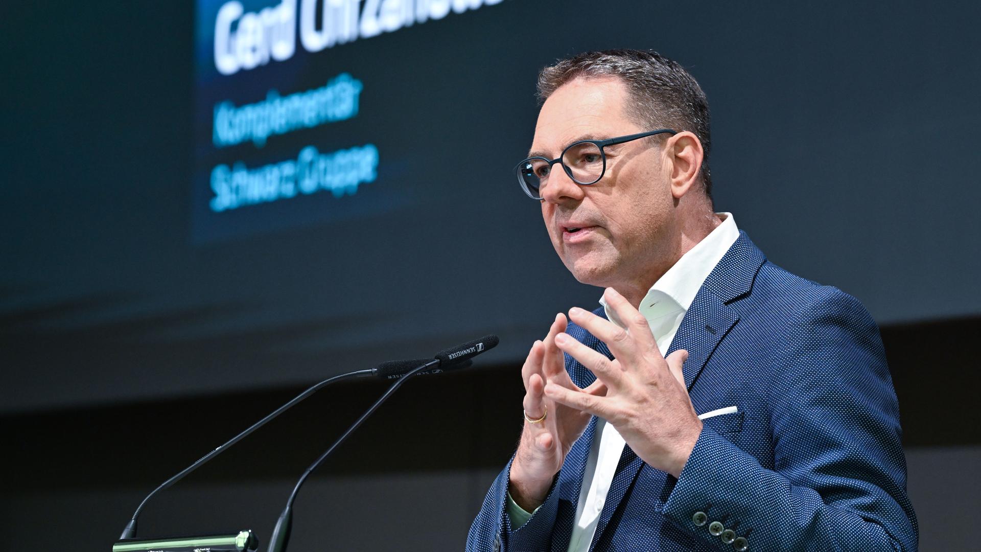 Baden-Württemberg, Bad Friedrichshall: Gerd Chrzanowski, Komplementär der Schwarz-Gruppe, spricht bei der Eröffnung des neuen Schwarz Digits Campus mit 3.500 Arbeitsplätzen einen Zugang. Baden-Württemberg, Bad Friedrichshall: Gerd Chrzanowski, Komplementär der Schwarz-Gruppe, spricht bei der Eröffnung des neuen Schwarz Digits Campus mit 3.500 Arbeitsplätzen einen Zugang.