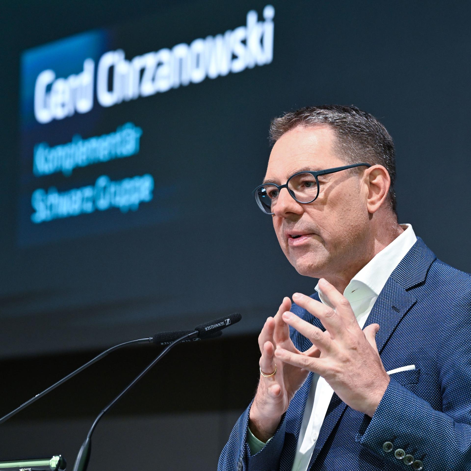 Baden-Württemberg, Bad Friedrichshall: Gerd Chrzanowski, Komplementär der Schwarz-Gruppe, spricht bei der Eröffnung des neuen Schwarz Digits Campus mit 3.500 Arbeitsplätzen einen Zugang.  