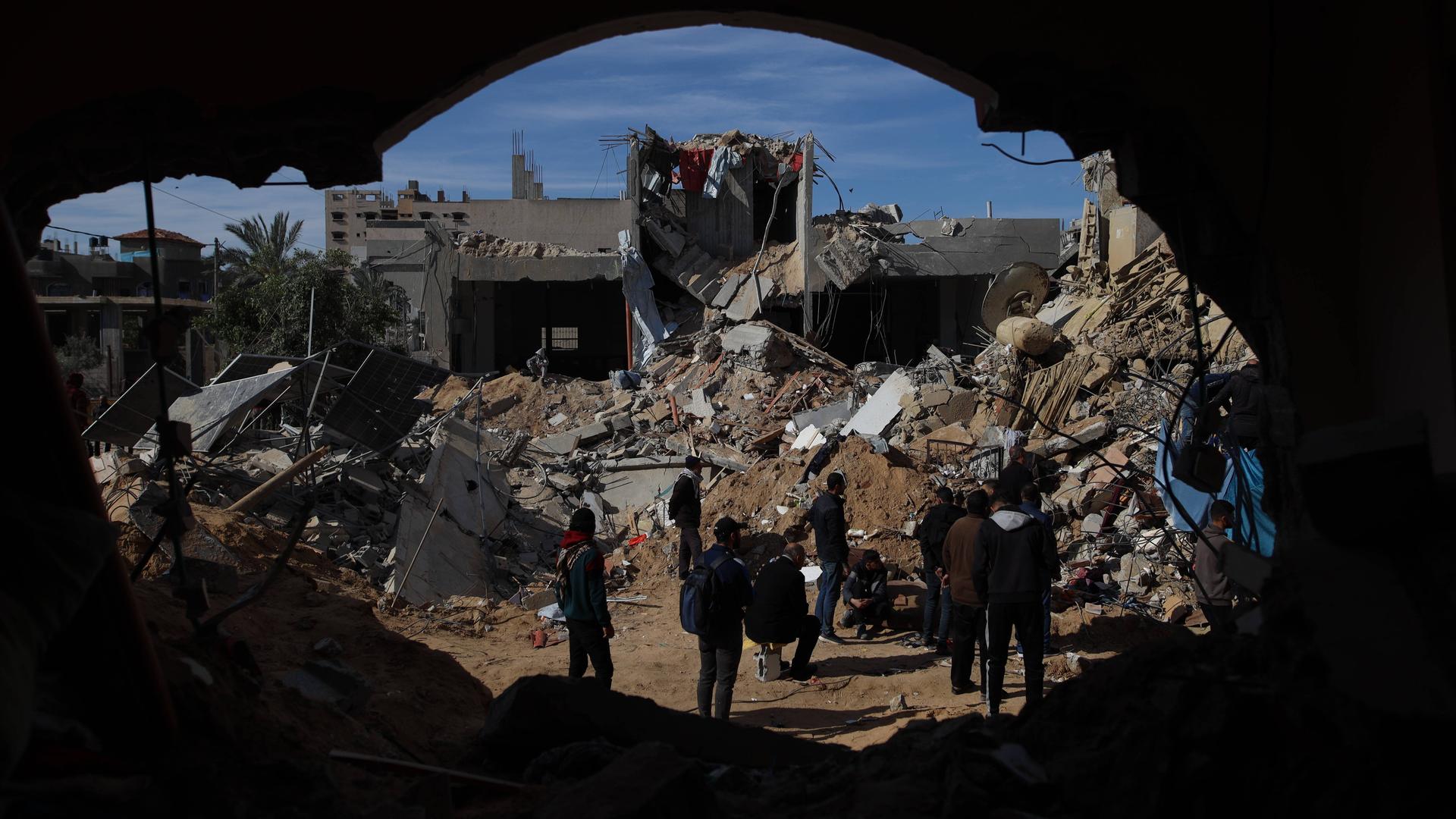 240325 -- GAZA, March 25, 2024 -- People inspect the damage after Israeli strikes in central Gaza Strip city of Deir el-Balah, on March 25, 2024. The Palestinian death toll in the Gaza Strip from ongoing Israeli attacks has risen to 32,333, the Hamas-run Health Ministry said in a press statement on Monday. MIDEAST-GAZA-DEIR EL-BALAH-ISRAELI STRIKES-AFTERMATH Dawood PUBLICATIONxNOTxINxCHN