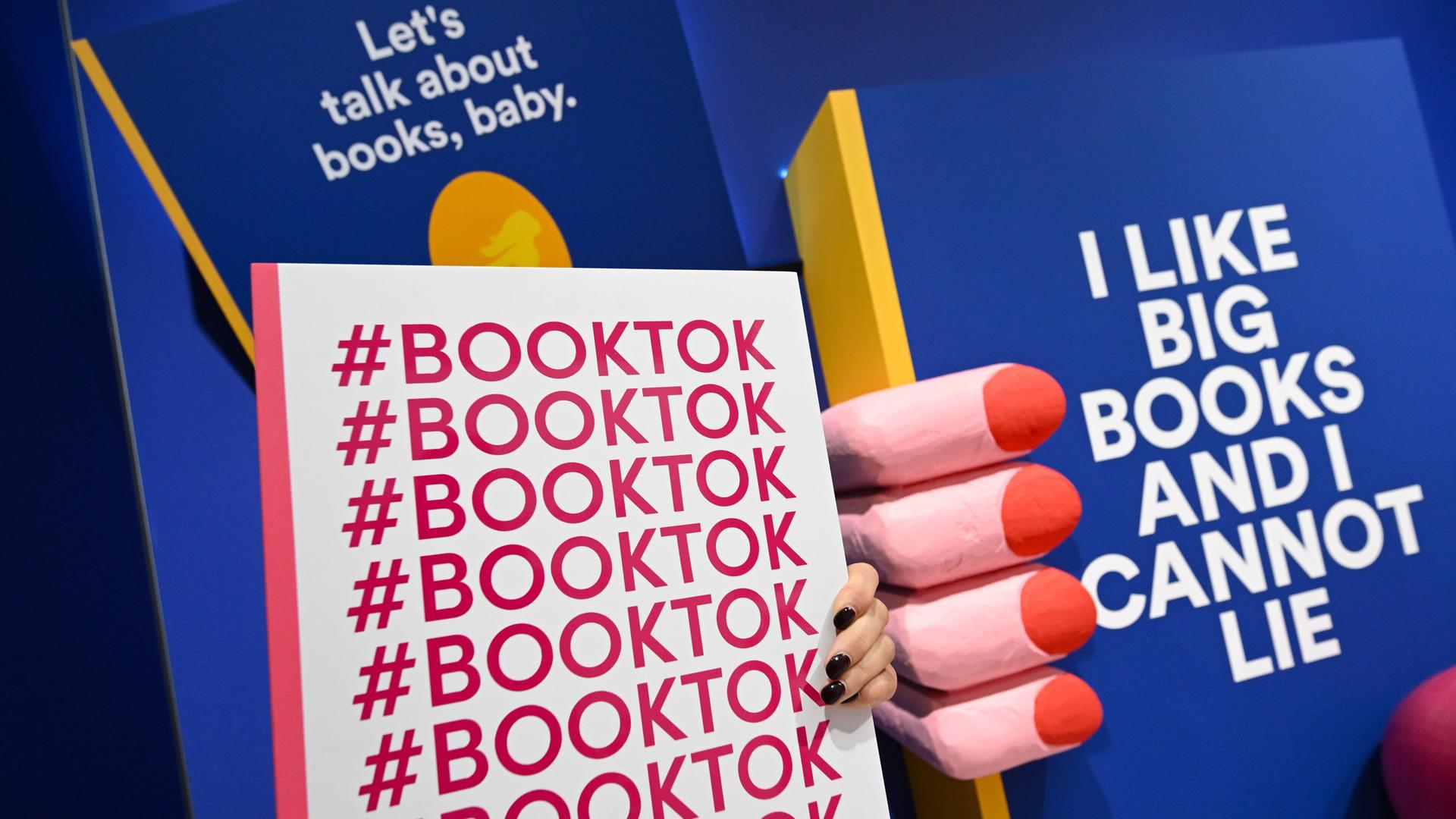 Das Thema "Booktok" wird auf der Frankfurter Buchmesse am Stand von Thalia in einem bunten Besucherraum visualisiert.