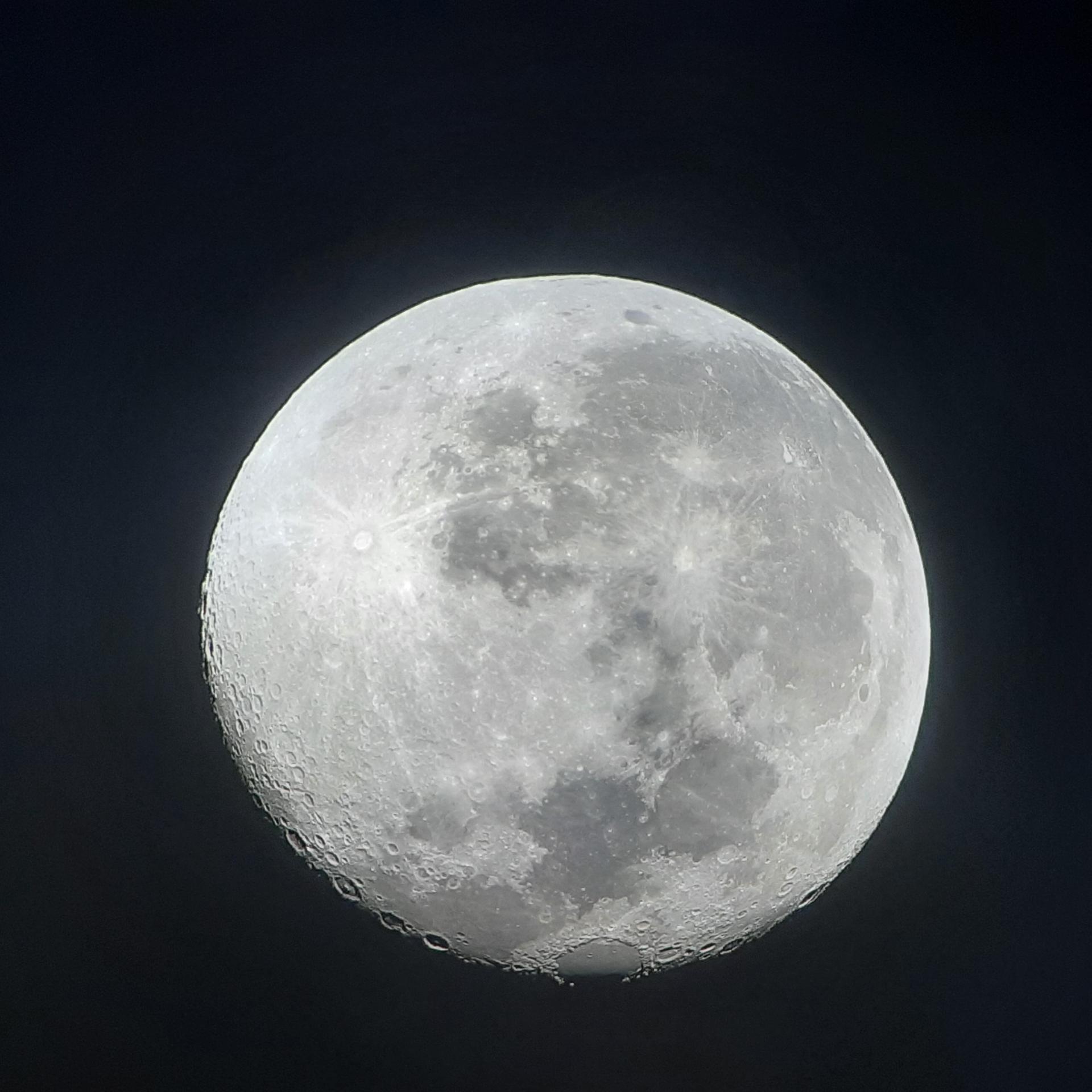 Harmlose Treffer - Kosmischer Einschlag auf dem Mond Harmlose Treffer - Kosmischer Einschlag auf dem Mond