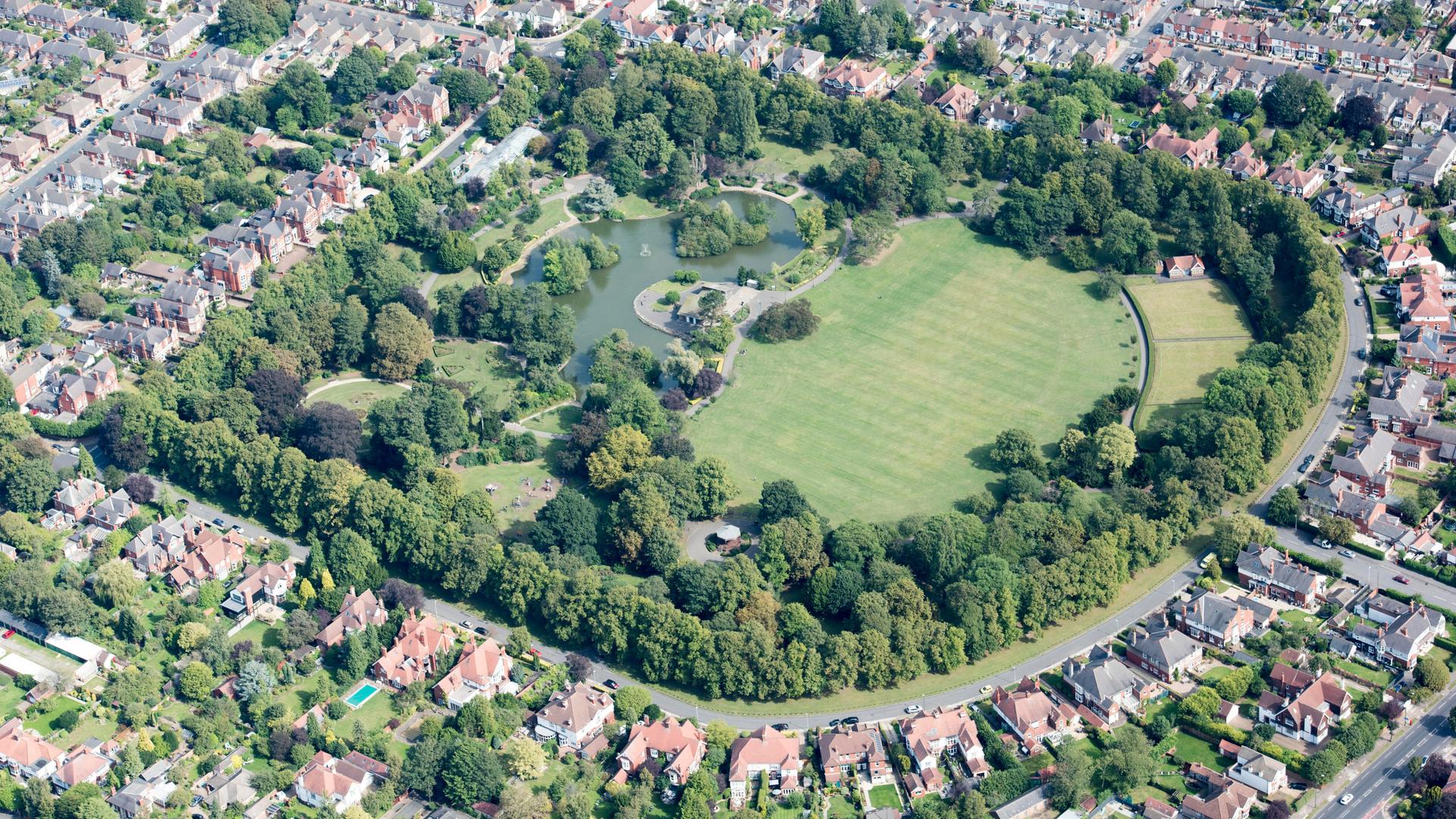 Auf einem Luftbild von Grimsby in Lincolnshire sind Wohnhäuser und The People's Park zu sehen.