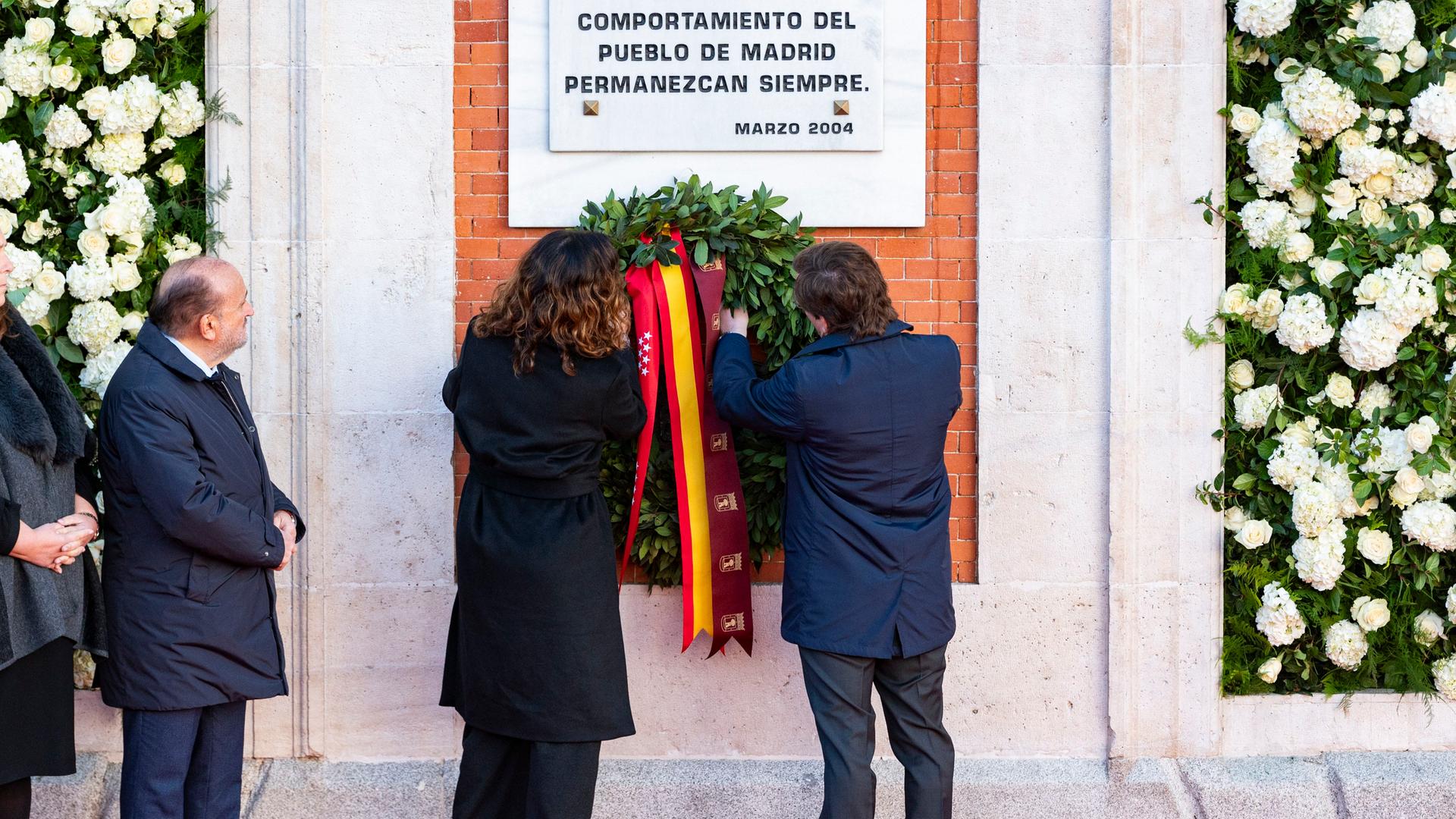 Spanien, Madrid: Isabel Diaz Ayuso (l), Präsidentin der Gemeinde Madrid und führende Persönlichkeit der Partido Popular (PP), und Jose Luis Martinez Almeida (r), Bürgermeister von Madrid, legen während des feierlichen Gedenkakts zum 20. Jahrestag der Terroranschläge vom 11. März einen Trauerkranz nieder. Spanien, Madrid: Isabel Diaz Ayuso (l), Präsidentin der Gemeinde Madrid und führende Persönlichkeit der Partido Popular (PP), und Jose Luis Martinez Almeida (r), Bürgermeister von Madrid, legen während des feierlichen Gedenkakts zum 20. Jahrestag der Terroranschläge vom 11. März einen Trauerkranz nieder.