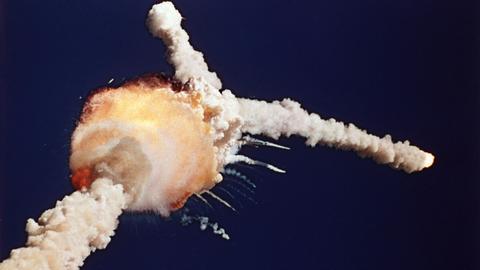 In einem riesigen Feuerball am Himmel, umgeben von mehreren Qualmsäulen, ist die US-Raumfähre Challenger am 28. Januar 1986 explodiert.
