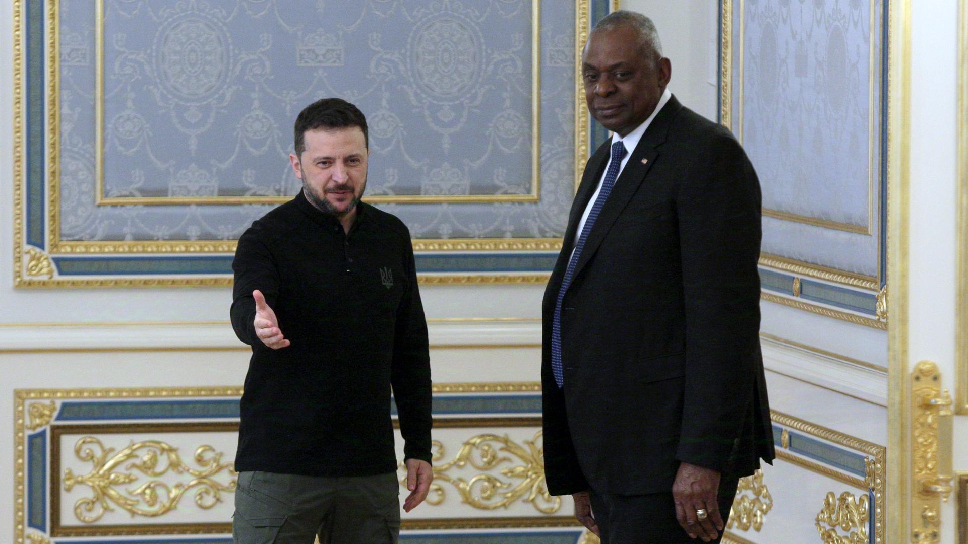 US-Verteidigungsminister Lloyd Austin und der ukrainische Präsident Wolodymyr Selenskyj bei ihrem Treffen in Kiew. US-Verteidigungsminister Lloyd Austin und der ukrainische Präsident Wolodymyr Selenskyj bei ihrem Treffen in Kiew.