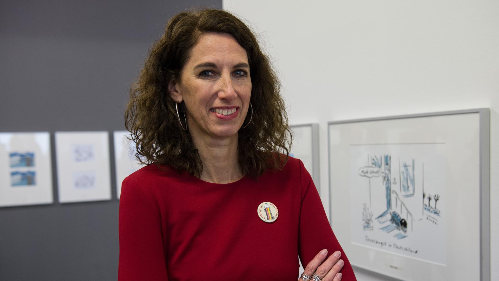 Illustratorin Bettina Bexte neben einem ihrer Werke. Illustratorin Bettina Bexte neben einem ihrer Werke.