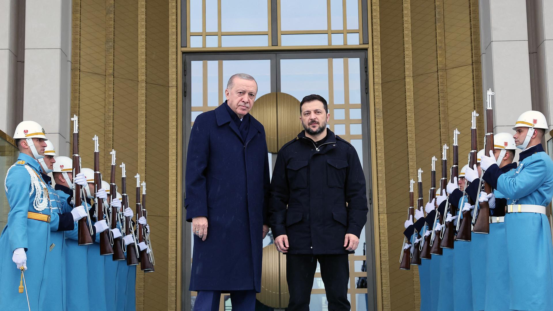 Der türkische Präsident Recep Tayyip Erdogan empfängt den ukrainischen Präsidenten Wolodymyr Selenskyj an seinem Amtssitz in Ankara.