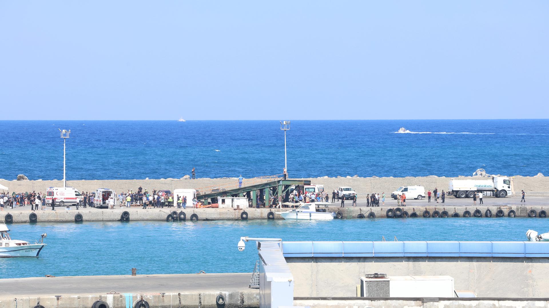 Rettungskräfte und andere Helfer stehen im Hafen von Kyrenia. Rettungskräfte und andere Helfer stehen im Hafen von Kyrenia.