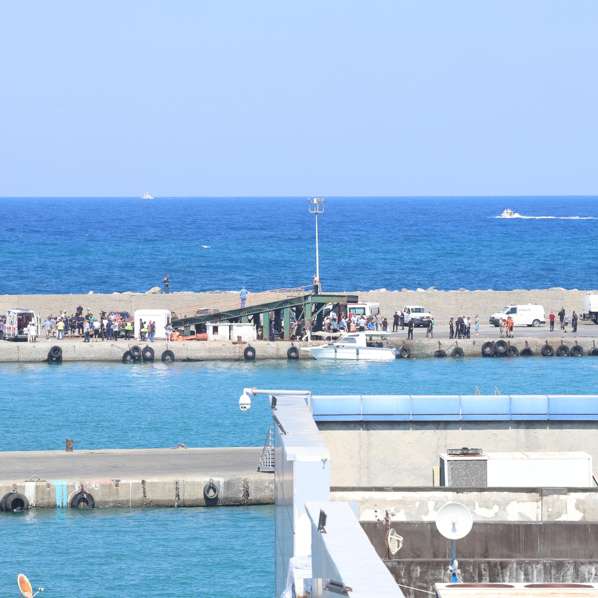 Rettungskräfte und andere Helfer stehen im Hafen von Kyrenia.