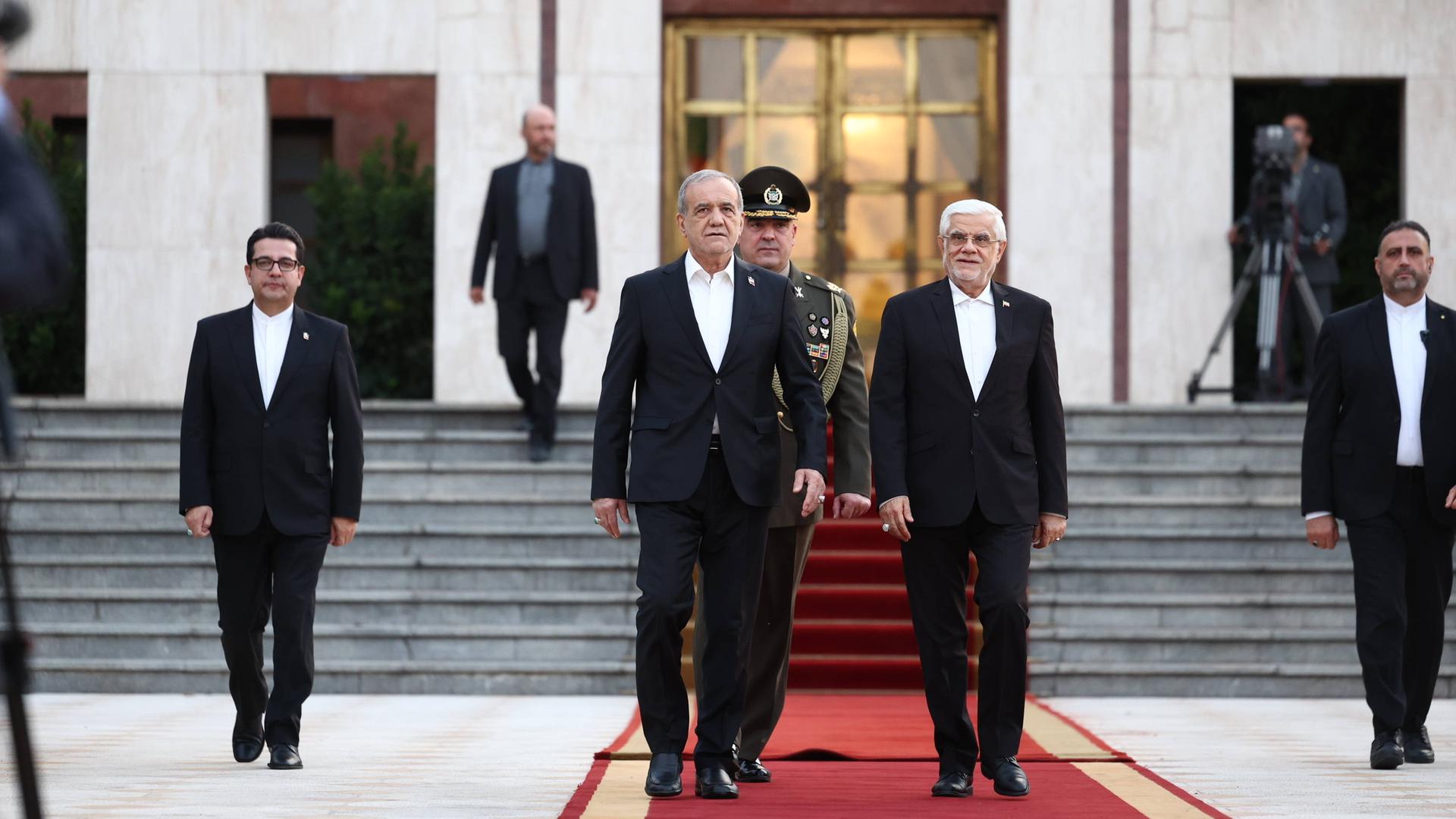 Der iranische Präsident Peseschkian in der kirgisischen Hauptstadt Bishkek, er geht auf einem roten Teppich.