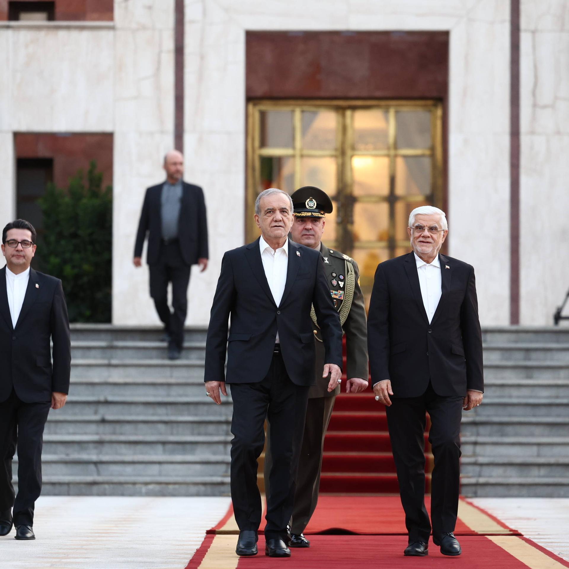 Der iranische Präsident Peseschkian in der kirgisischen Hauptstadt Bishkek, er geht auf einem roten Teppich.