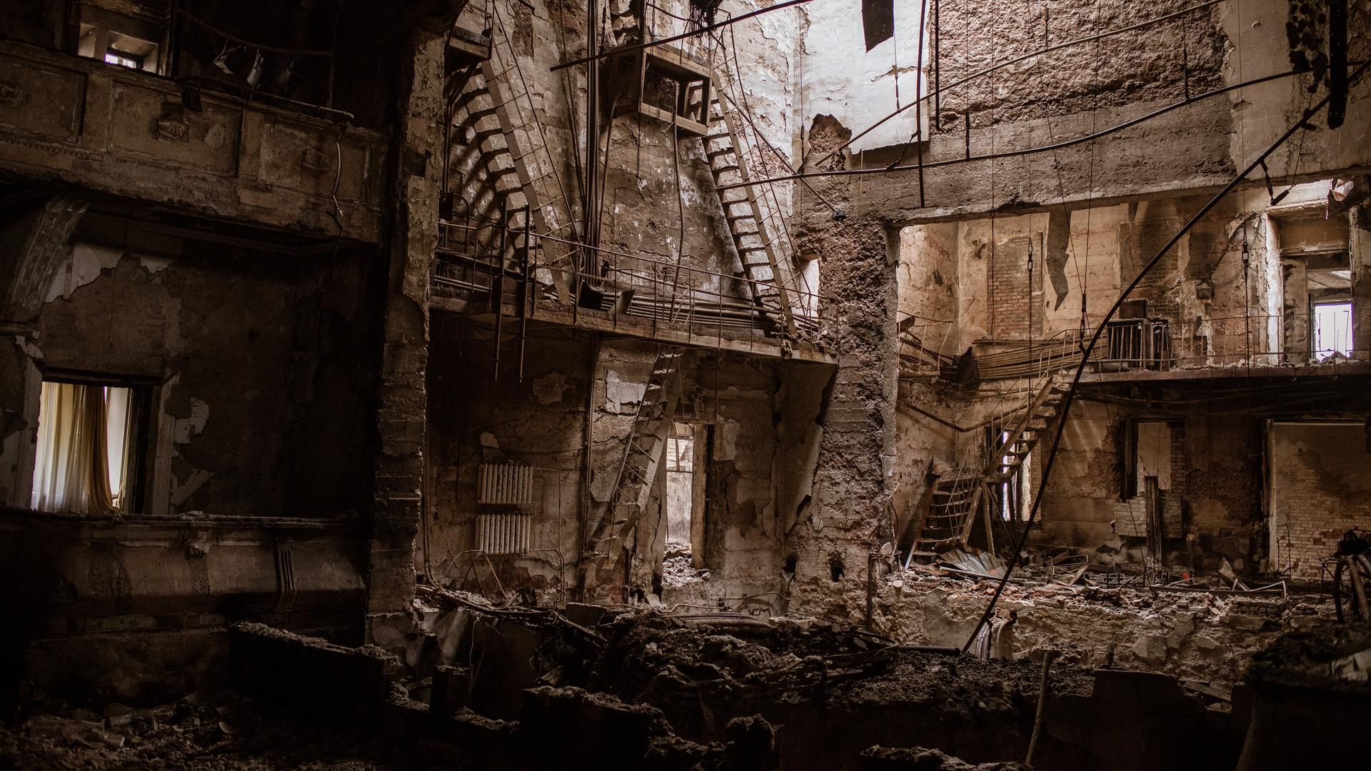 Blick auf das zerstörte Kulturhaus in der ukrainischen Stadt Bachmut. 
