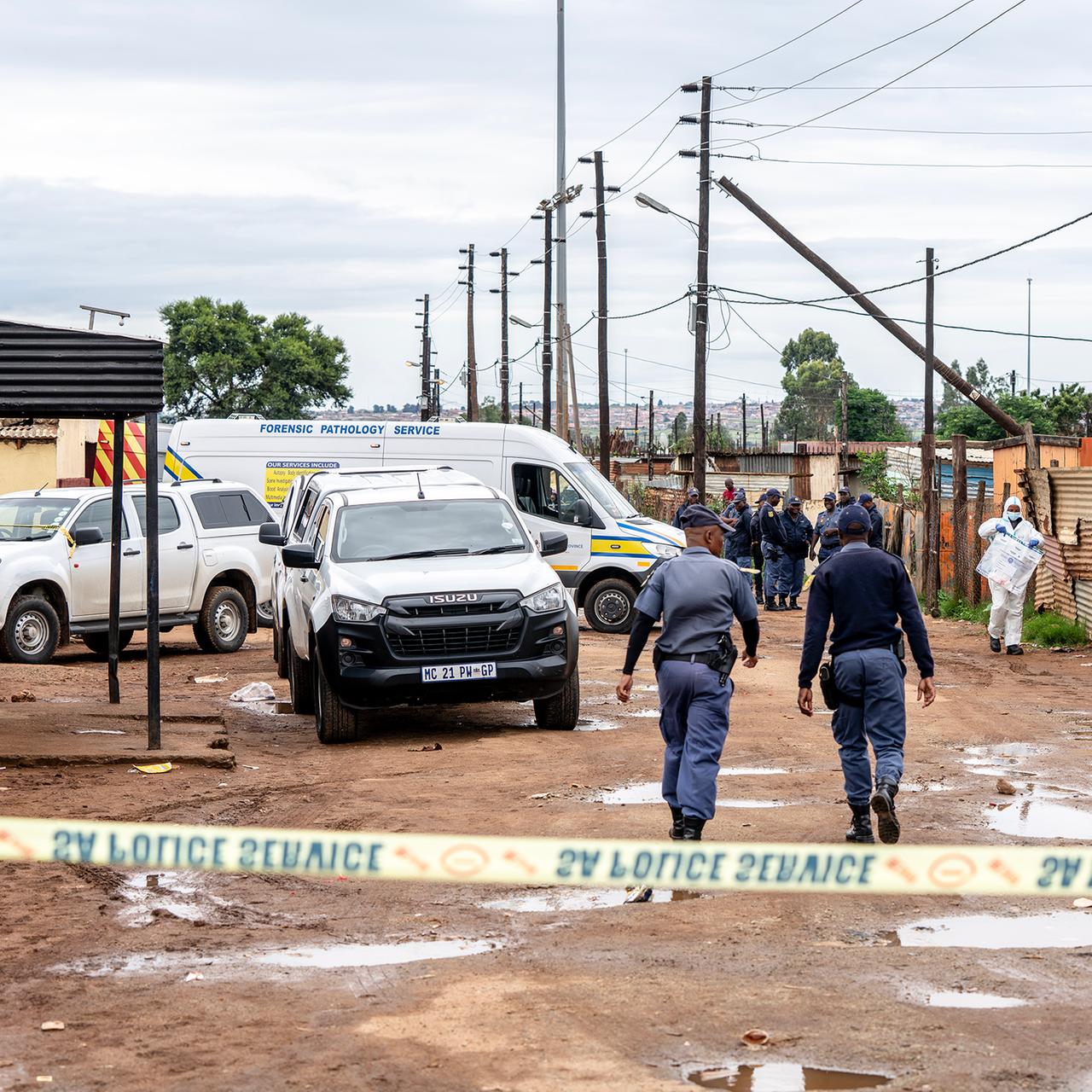 Polizeibeamte sperren den Tatort nach Schüssen ab. Mindestens neun Menschen wurden bei einer Schießerei im Township Bekkersdal in der Nähe von Johannesburg, der größten Stadt und dem Wirtschaftszentrum Südafrikas, getötet.