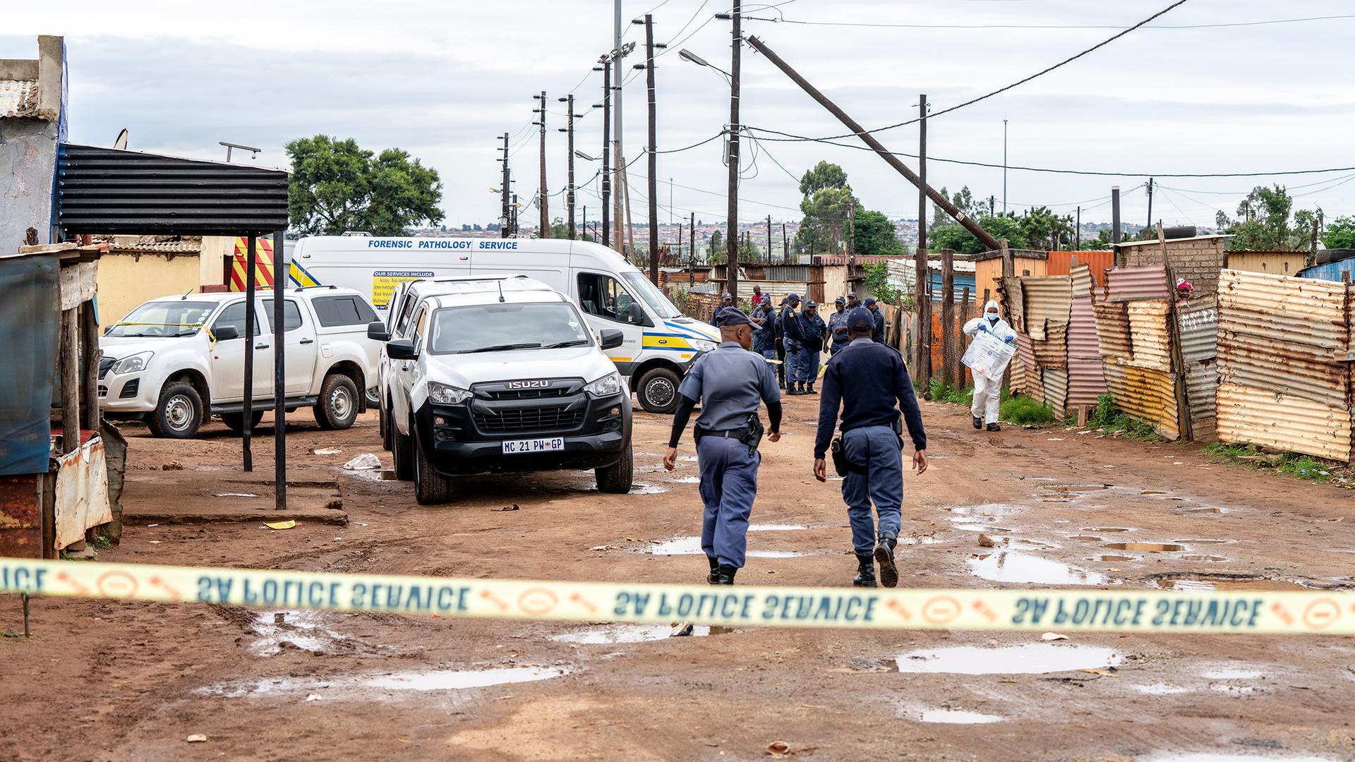 Polizeibeamte sperren den Tatort nach Schüssen ab. Mindestens neun Menschen wurden bei einer Schießerei im Township Bekkersdal in der Nähe von Johannesburg, der größten Stadt und dem Wirtschaftszentrum Südafrikas, getötet.