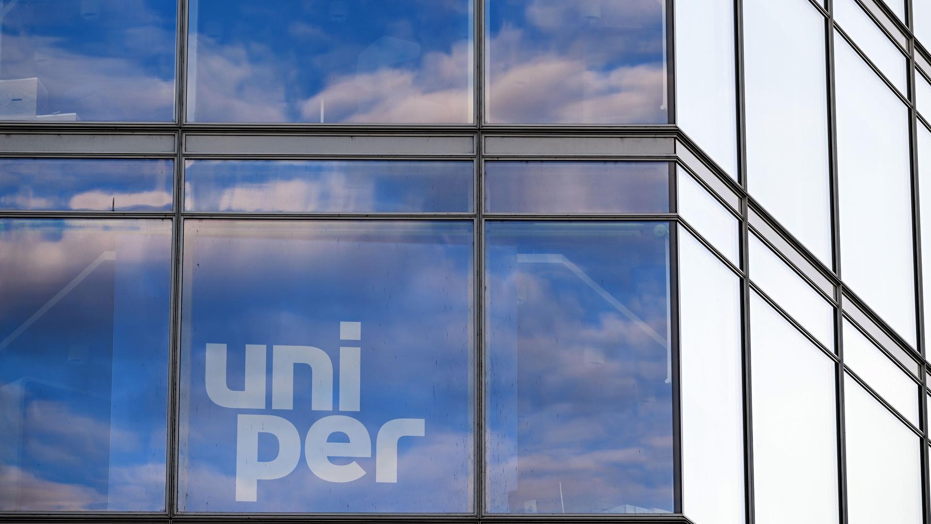 Wolken spiegeln sich in Glas-Scheiben. Da ist der Namen "Uniper" zu lesen.