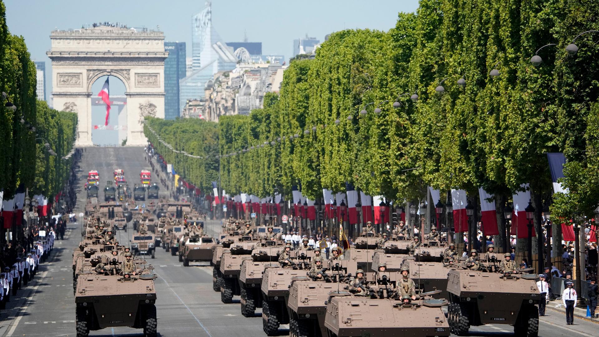 Zu sehen sind Militärfahrzeuge am Nationalfeiertag in Paris. Zu sehen sind Militärfahrzeuge am Nationalfeiertag in Paris.