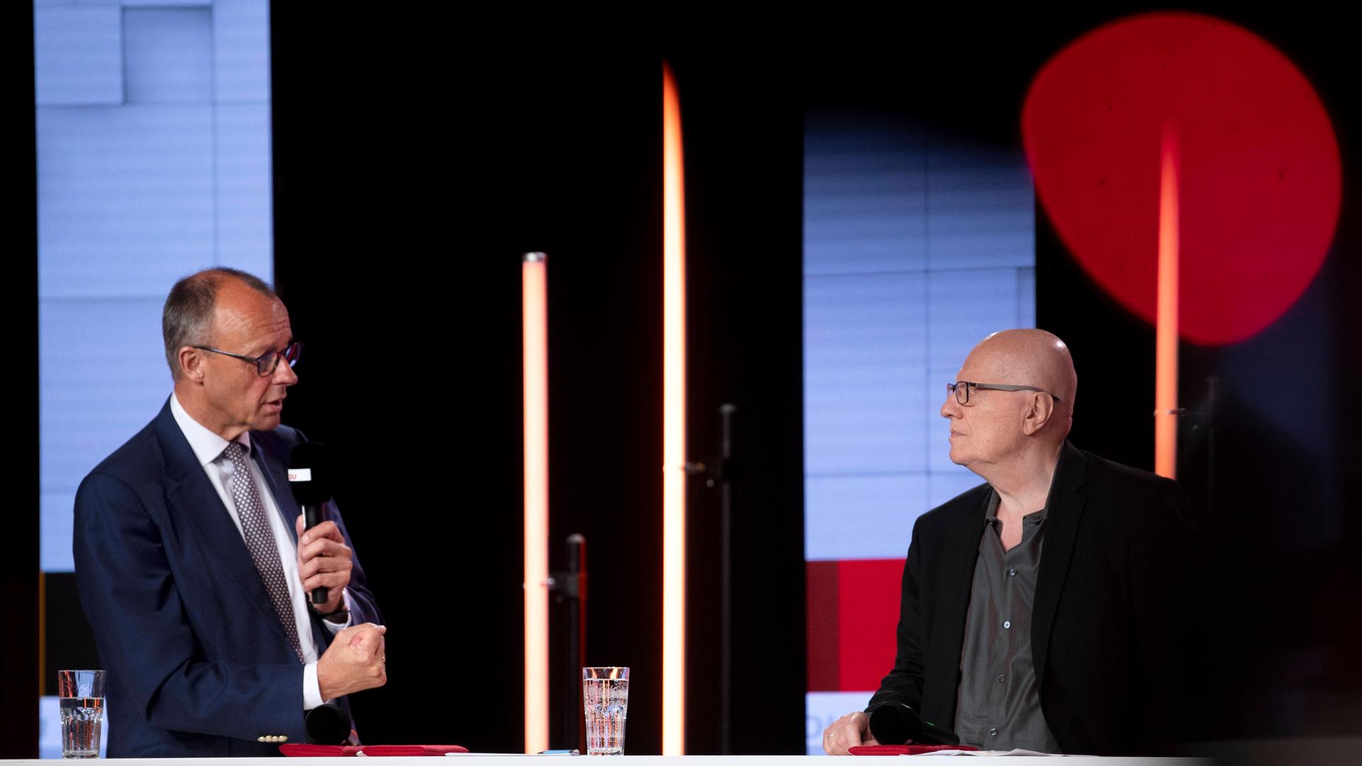 Friedrich Merz (links) und Ralf Fücks (rechts) stehen sich gegenüber auf der Bühne. Friedrich Merz (links) und Ralf Fücks (rechts) stehen sich gegenüber auf der Bühne.