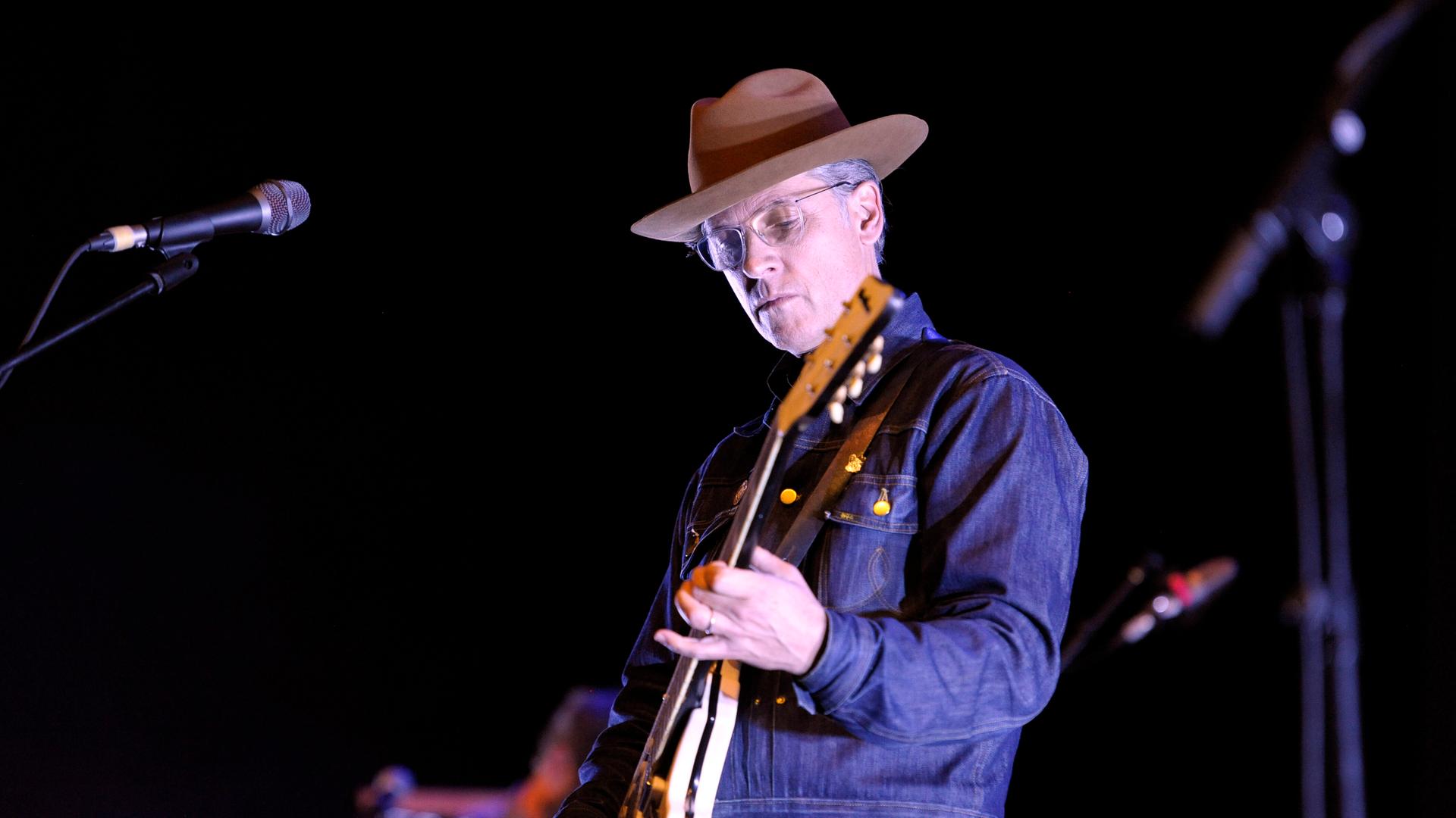 Joey Burns, der Sänger und Gitarrist der US-Band Calexico, bei einem Konzert.