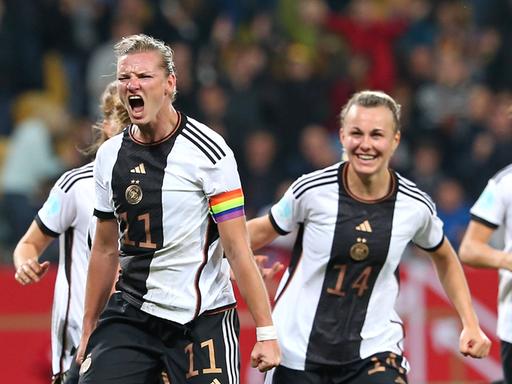Die DFB-Frauen bejubeln einen Treffer von Alexandra Popp (vorne). Der DFB will nun die WM 2027 gemeinsam mit Belgien und den Niederlanden ausrichten.