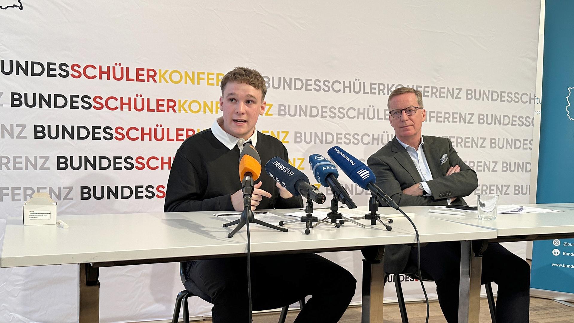 Quentin Gärtner, (links) Generalsekretär der Bundesschülerkonferenz, und der Chef das Instituts der deutschen Wirtschaft, Michael Hüther Quentin Gärtner, (links) Generalsekretär der Bundesschülerkonferenz, und der Chef das Instituts der deutschen Wirtschaft, Michael Hüther